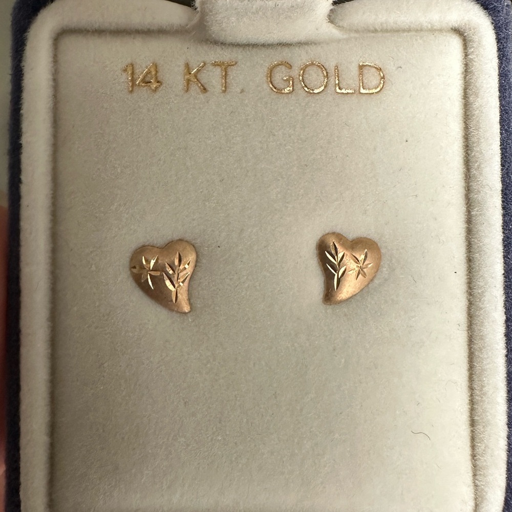 Dainty 14k gold heart earrings - Picture 3 of 3
